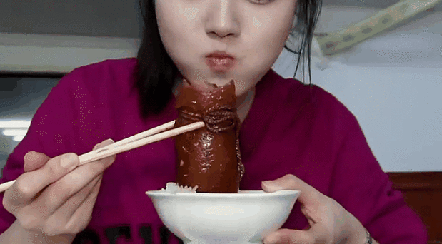 苏软软汆肉日常系统爆火,网友热议:看视频都饿了,生活仪式感满满!
