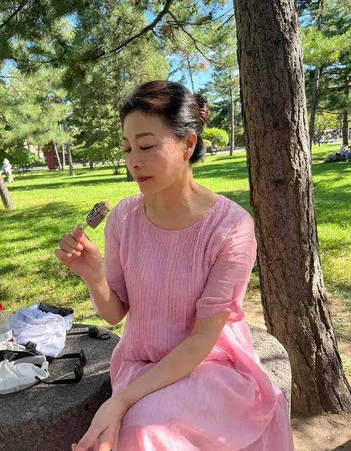 50岁岳女士揭秘:内外兼修,不老魅力秘诀大公开