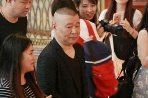 郭德纲携妻女罕见同框引爆网络，家庭温情时刻引发全民热议，郭德纲携妻女罕见同框引爆网络，家庭温情时刻引发全民热议