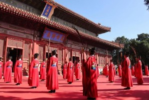考生考上北大在宗祠办谢恩仪式引热议，老张家的祠堂飘起孔明灯，北大考生宗祠谢恩引热议 孔明灯照亮传统礼仪传承