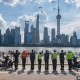 直升机悬挂五星红旗飞过香港上空的背后，技术、象征与公众反应，香港上空五星红旗直升机巡游，技术突破、国家象征与市民多元反应