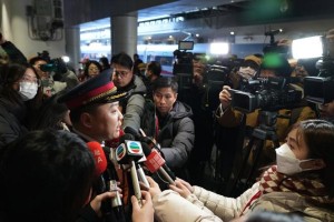 男子砸记者采访设备被刑拘，新闻自由与法治的较量，新闻自由与法治的碰撞，男子砸毁记者设备被刑事拘留