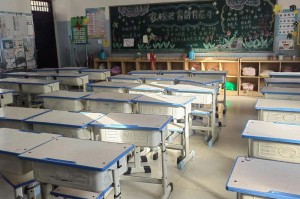 男子租房陪读惊现33年前课桌，斑驳木纹里藏着整个时代的青春密码，斑驳木纹里的33年青春密码，男子租房惊现时光课桌