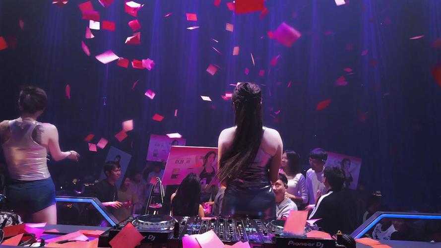 美女酒吧舞教学视频:性感示范,轻松学会