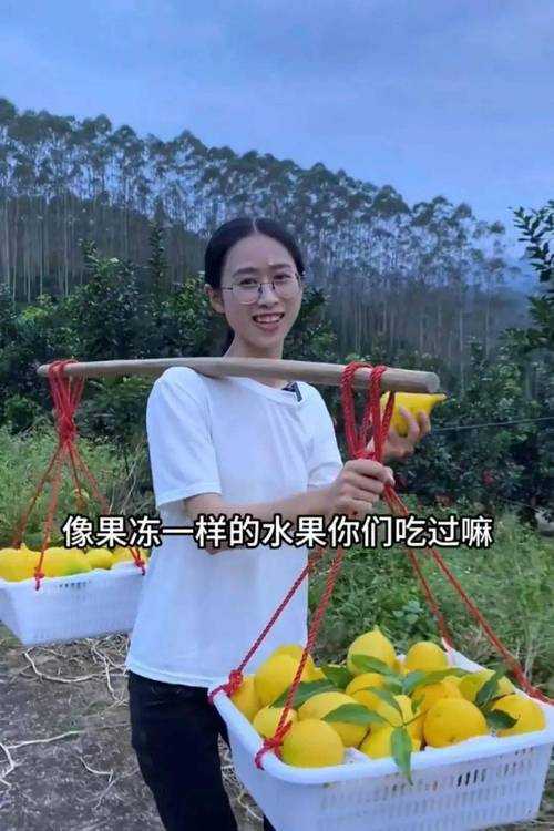 高考扁担女孩开通社媒账号引发全网关注，高考扁担女孩入驻社媒引爆全网关注