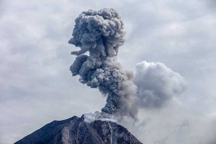 印尼火山喷发灰柱直冲云霄,这些知识能救命,印尼火山灰柱冲天起,科学自救指南助你化险为夷