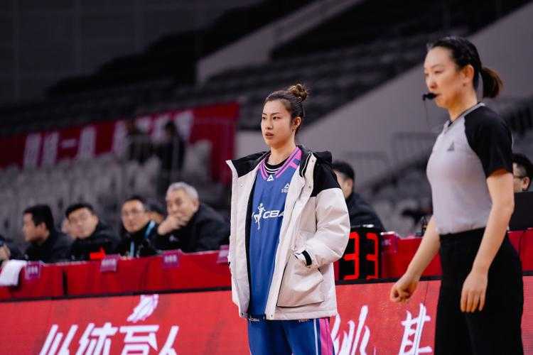 热身赛中国女篮32分大胜日本女篮，菜鸟球员也能轻松上手的战术密码，中国女篮32分碾压日本队！三招基础战术破解新手攻防困局