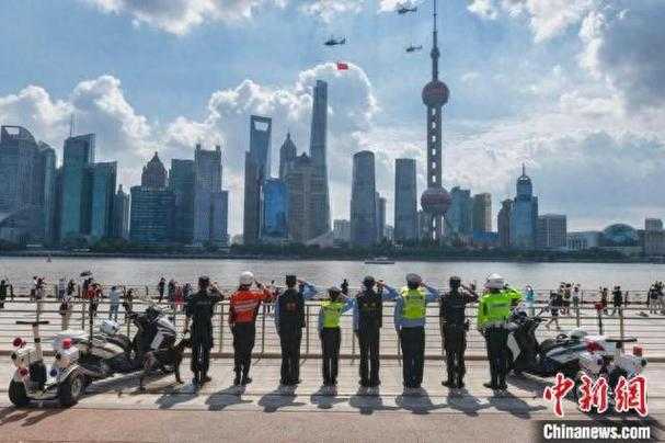 直升机悬挂五星红旗飞过香港上空的背后，技术、象征与公众反应