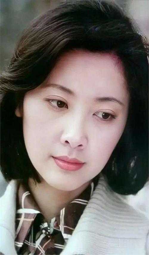 73岁女儿国国王朱琳近照曝光，冻龄秘诀与人生智慧全解析