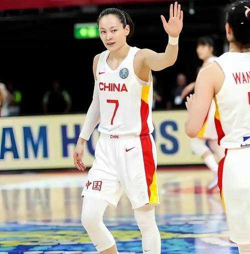 惊魂时刻，中国杂技女将WNBA表演坠地背后的生死博弈