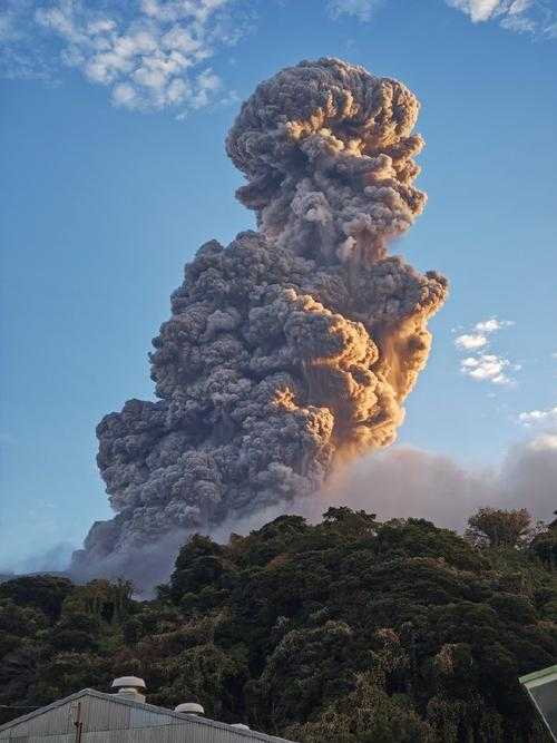 末日般的景象!日本火山灰柱5000米刺破苍穹,全球气候将迎来火山寒冬