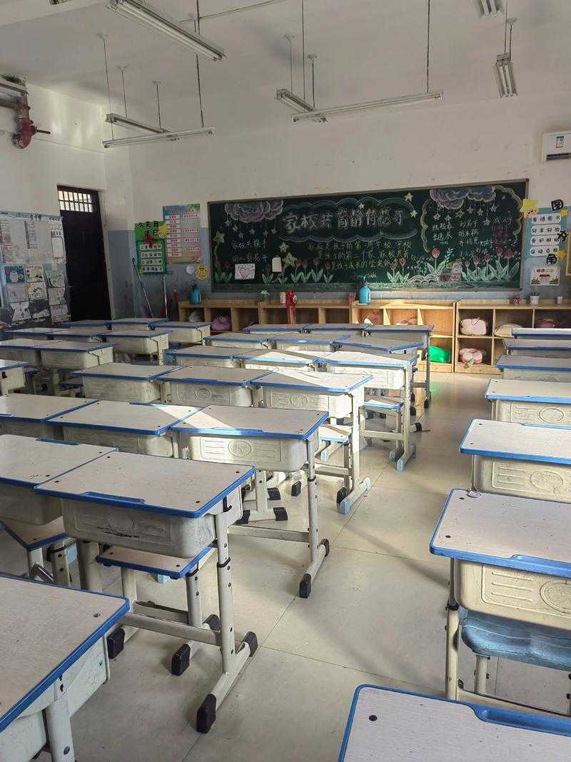 男子租房陪读惊现33年前课桌,斑驳木纹里藏着整个时代的青春密码