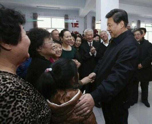 总书记特别关心的两大群体，从一老一小看民生温度