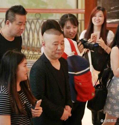 郭德纲携妻女罕见同框引爆网络，家庭温情时刻引发全民热议