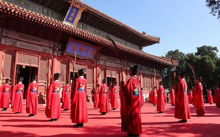 考生考上北大在宗祠办谢恩仪式引热议，老张家的祠堂飘起孔明灯
