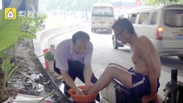 爱心矿泉水洗脚意外摔倒事件深度解析